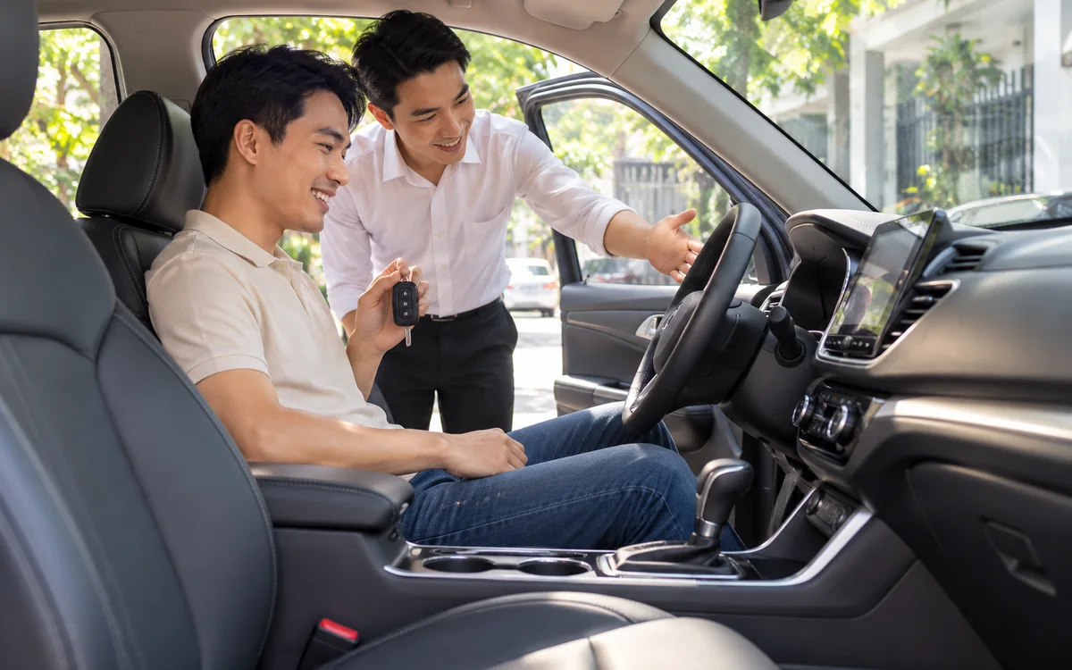 Khách nhận xe tự lái